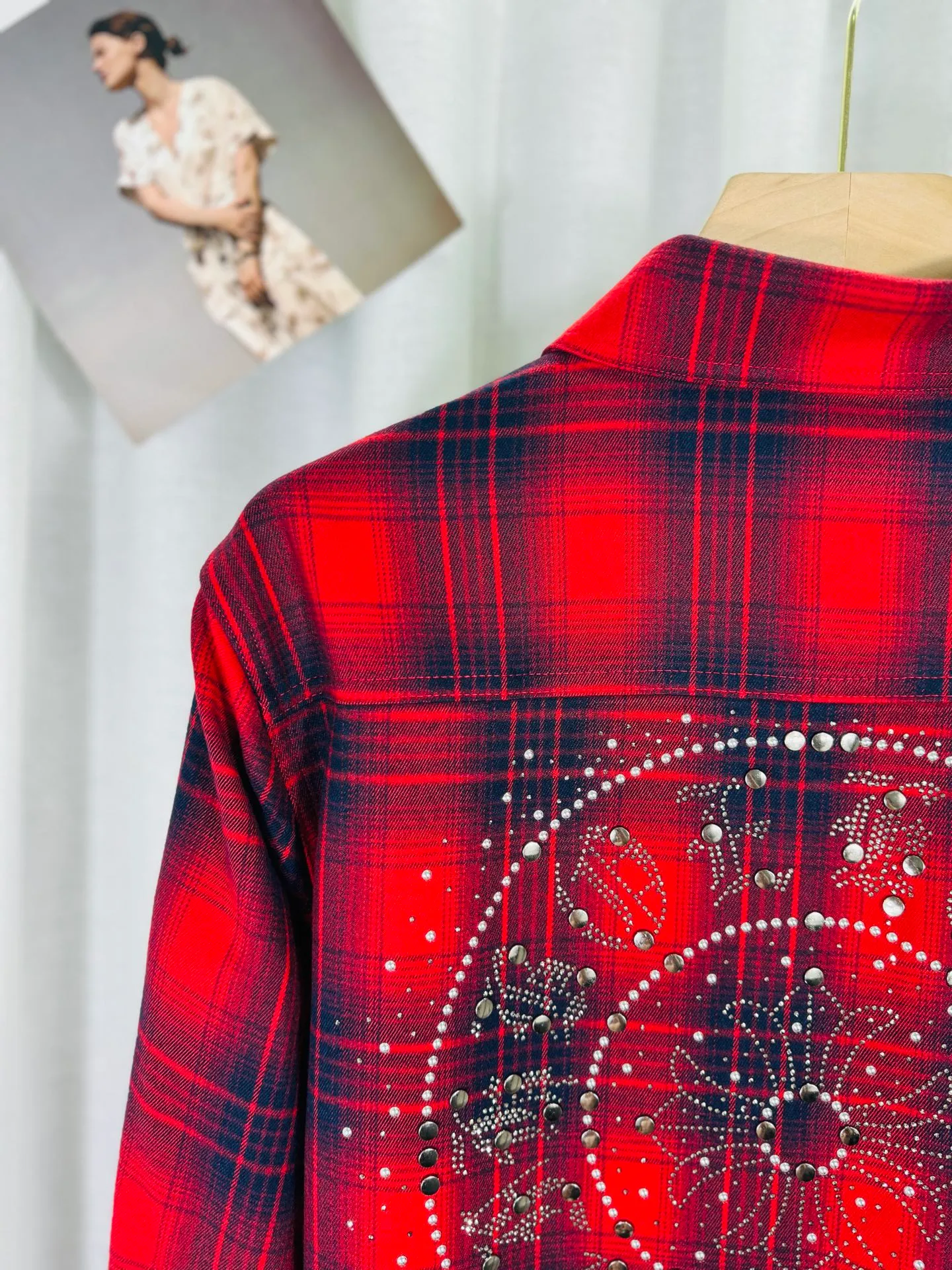 P250 top version, real shot without P, ​​different from market currency) 𝗖𝗵𝗿𝗼𝗺𝗲 𝗛𝗲𝗮𝗿𝘁𝘀/Cro Heart 2025 Diamond Plaid Shirt Accessories: Original model-opening collar label ➕100% silk wash water label. Genuine purchase-grade original hangtag➕matching hanging rope➕3D hanging beads➕original packaging bag. Craftsmanship: The original version has consistent wiring! The highest version of the armhole matching technique! Color: Red Black Size: S M L XL Style No.: 8002